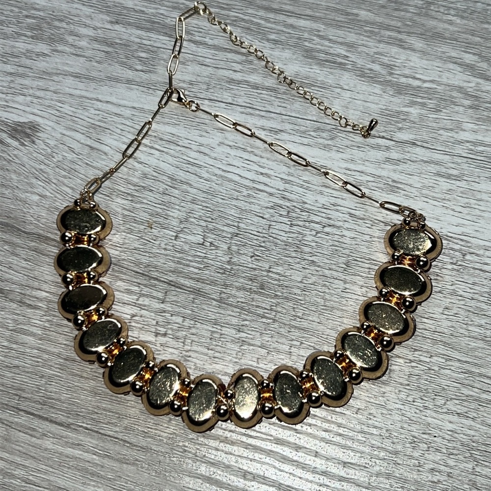Pink gem necklace with gold link chain - Picture 4 of 5